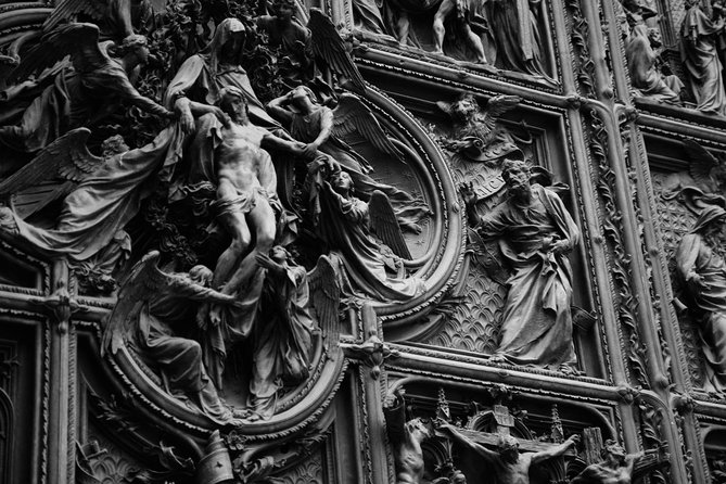 2-hours Duomo of Milan guided experience with entrance tickets - Where You Meet: Mondadori Duomo and That Purple Flag