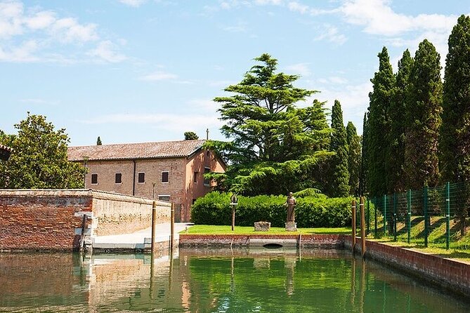 4 hours Private Boat Tour to Murano, Burano with local real guide - A Four-Hour Loop Through Murano, Burano, and the Lagoon
