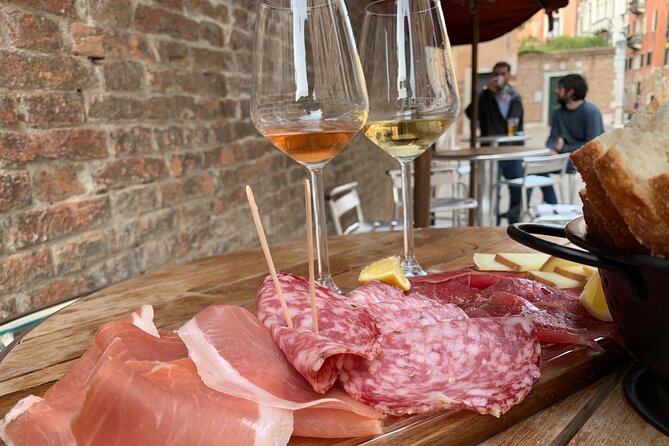 A Venetian Evening: Wine Tasting and Cicchetti with a Local Guide - Meeting Point Reality: what your evening needs to start smoothly
