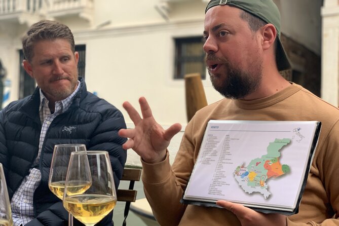 A Venetian Evening: Wine Tasting and Cicchetti with a Local Guide - The pacing: close stops, quick stories, and why rain changes the vibe