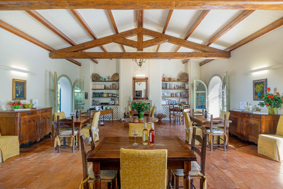 Alghero: Wine and Olive Oil Tasting at a Local Farm - Inside the Tasting Room: How the Guided Flight Works