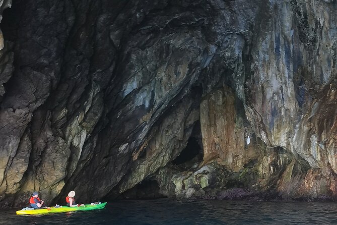 Amalfi Coast Kayak & Snorkeling Tour to the Pandora's Cave - Grotta Pandora: entering the cave safely, and why one-at-a-time matters
