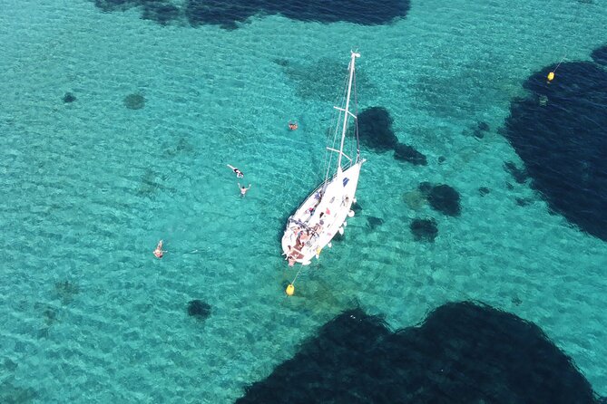 Asinara: Sailing trip in the park of Asinara - Lunch on board: local fish, drinks, and the small details that make it feel worth the money
