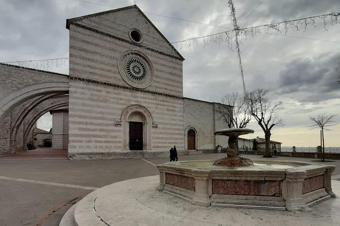 Assisi Private Walking Tour including St. Francis Basilica - Piazza del Comune: Rocca Maggiore, Roman Forum, and the Three Lions Fountain