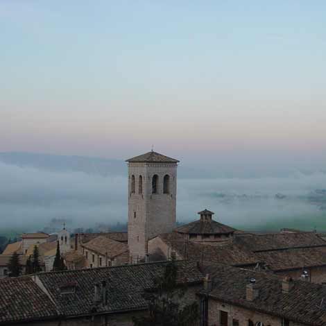 Assisi: Private Walking Tour with St. Francis Basilica - When the basilica won’t allow guided entry: outside explanations, silent entry