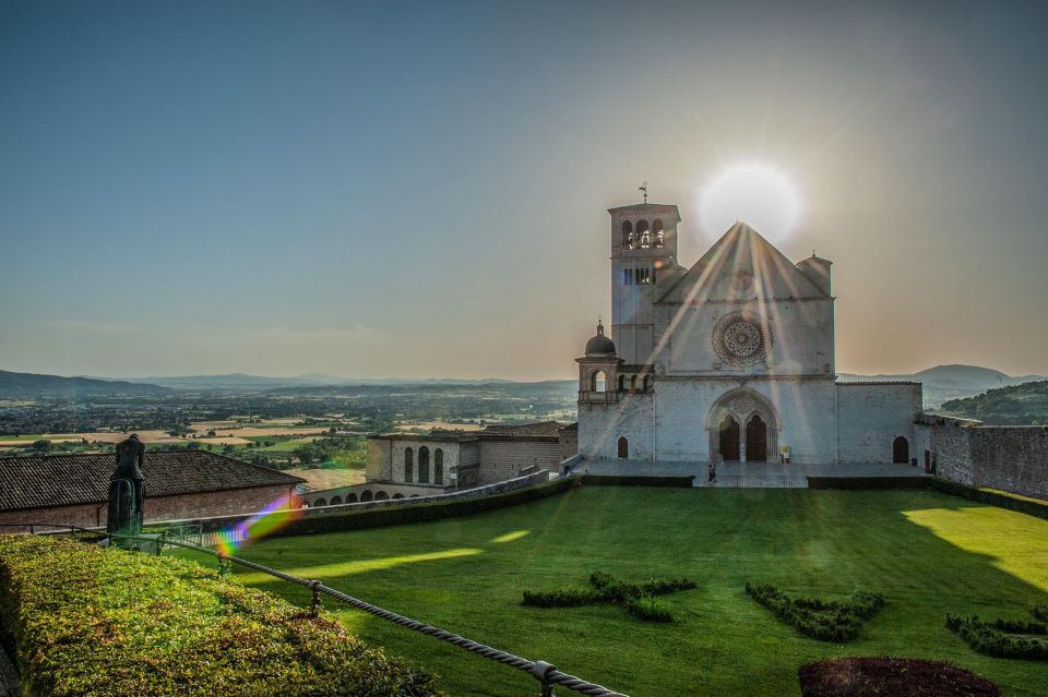 Assisi: Walking Tour with St. Francis Basilica Visit - Santuario to St. Francis Basilica: Frescoes, Giotto Connections, and How the Guide Handles Crowds
