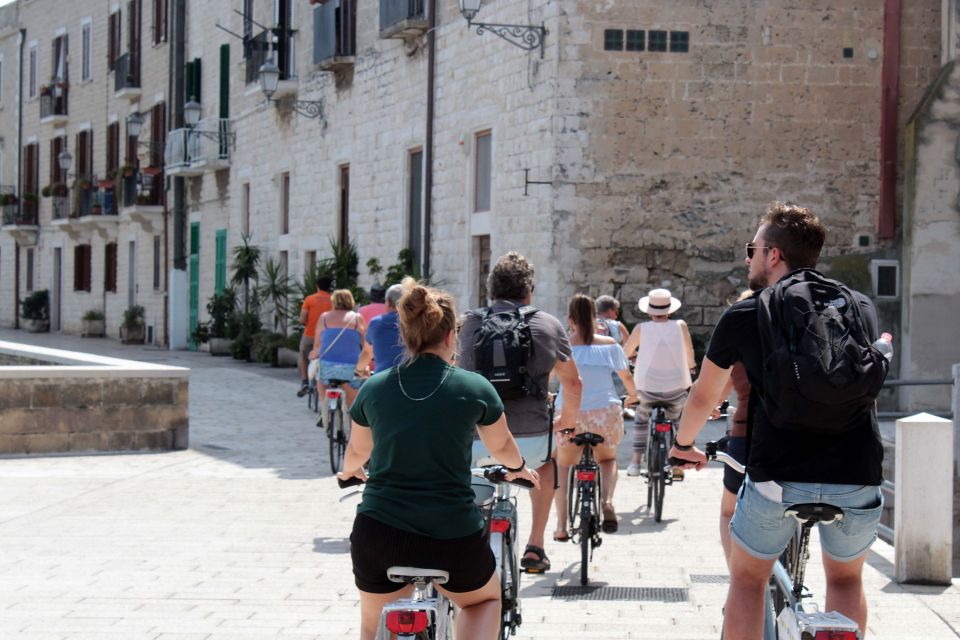 Bari: City Highlights Guided Bike Tour - Meeting at VELO SERVICE and getting the right rhythm