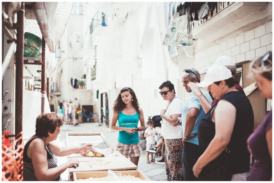Bari: Guided Walking Tour - First Squares: Piazza del Ferrarese and Piazza Mercantile