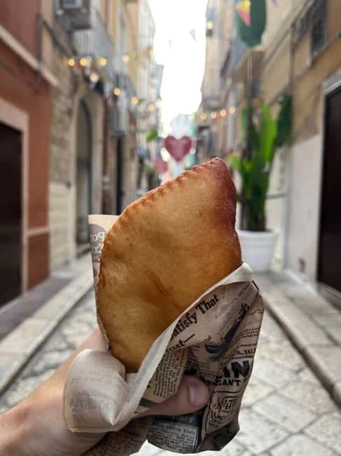Bari: The Ultimate Street Food Tour with a Local - Finding Piazza dell’Odegitria: your meeting spot and your first win