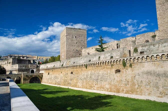 Bari’s Ultimate Street Food Tour - Small Group by Do Eat Better - Starting in Piazza dell’Odegitria: the easiest way to get your bearings