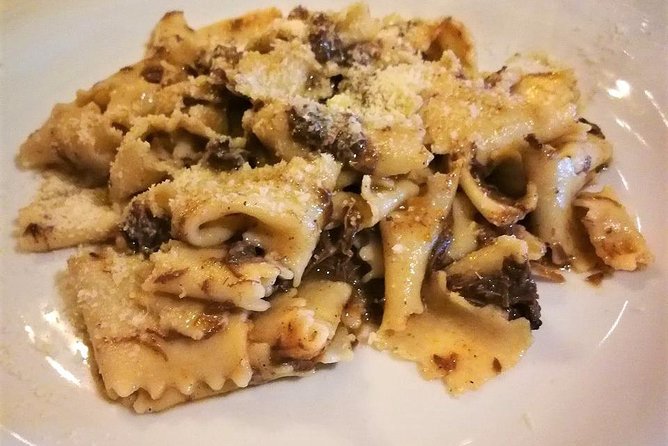 Bergamo: Full meal Food Tour with Local Delights by Do Eat Better - Stop 1 at Palazzo Moroni: Aperitivo and Valcalepio Red Wine