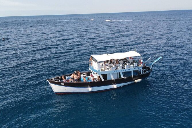 Boat excursion with lunch on board to discover Ischia - Boarding at La Lucciola: how the day feels in practice