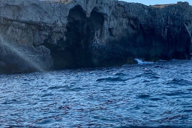 Boat tour of Ortigia Island and sea caves - The guide experience: English, humor, and making it stick