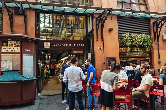 Bologna: Full meal Food Tour with Local Delights by Do Eat Better - Palazzo Sanuti and Cotoletta alla Bolognese: The Comfort Food Heavy Hitter