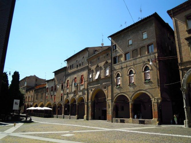 Bologna: Guided Walking Tour - Start Where Bologna Shows Off: Piazza Maggiore and Palazzo Details