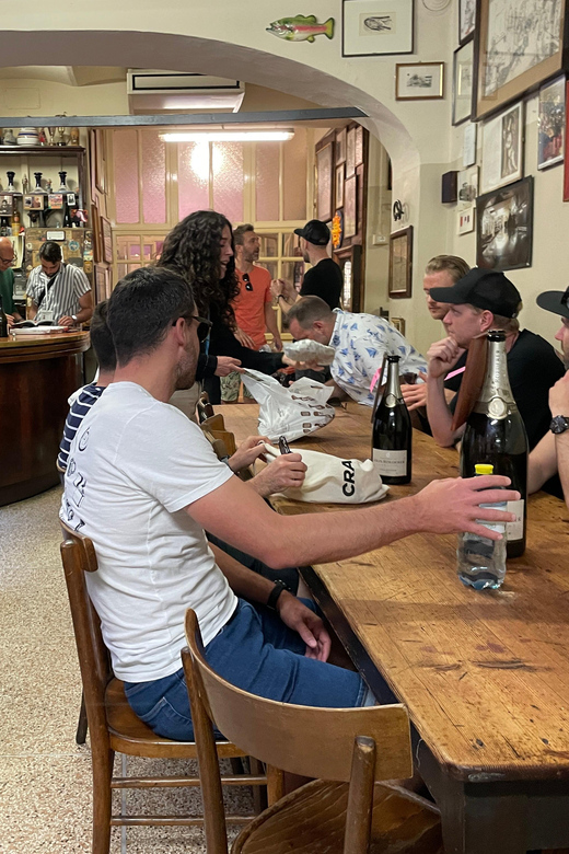 Bologna: Walking Food Tour and Highlights with a Local Guide - Piazza Galvani to Via Drapperie: a simple start with good momentum