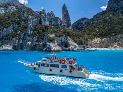 Cala Gonone:Cruise in the Gulf of Orosei with Cala Goloritzé - On board: bar, audio guide, and how the day feels underway