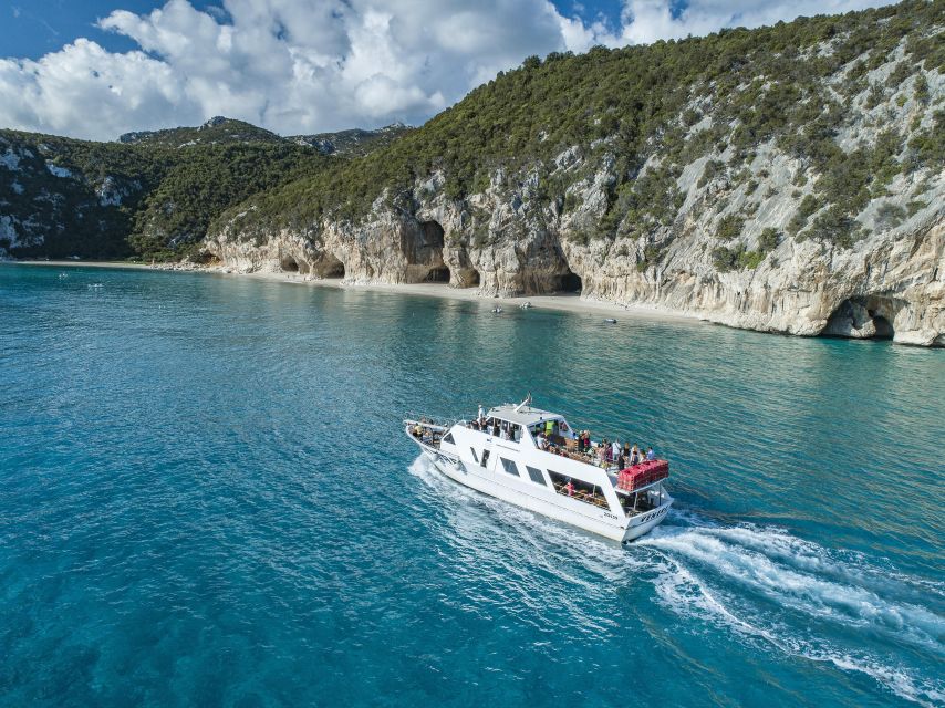 Cala Gonone:Cruise in the Gulf of Orosei with Cala Goloritzé - Cruising sights between beaches: Pools of Venus and the Cormorants cave approach
