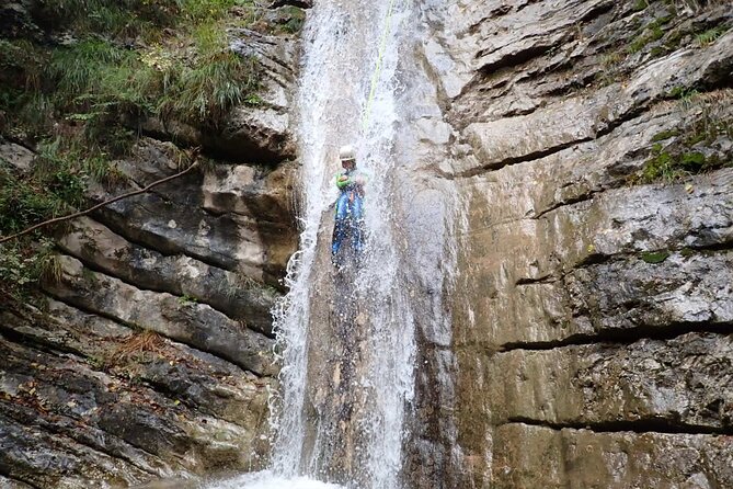 Canyoning "Gumpenfever" - beginner Canyoningtour for everyone - Abseiling and jumps: learning the safe way, fast