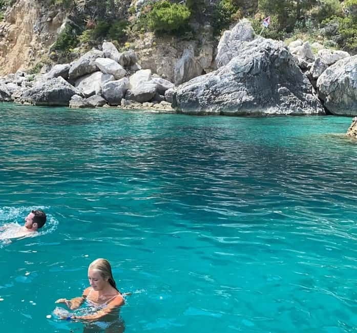 Capri: 2-Hours Boat Tour with Swimming, Limoncello and Snack - Faraglioni in two acts: iconic views and a real swim break
