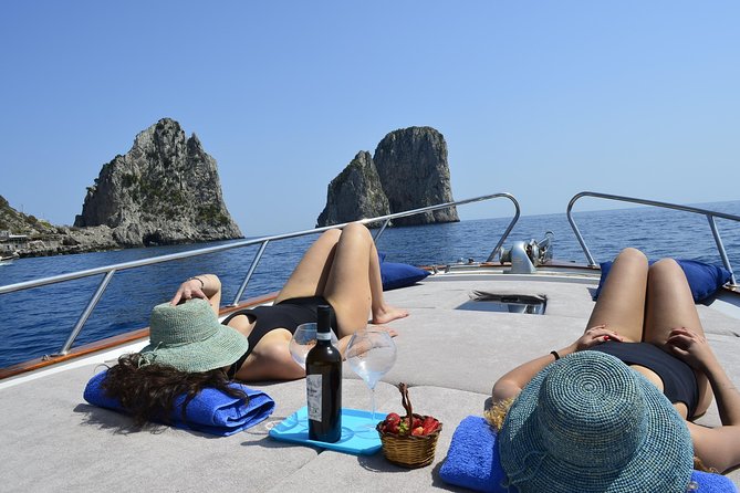 Capri excursion in a private boat - Natural Arch from the sea: the best angle usually comes by water