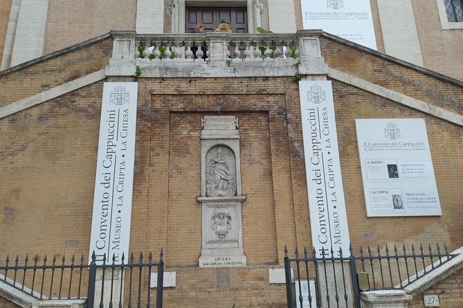 Capuchin Crypts Tour – Fast-Track, Guided or Audio - Your guide experience: Blue Badge storytelling in a small group