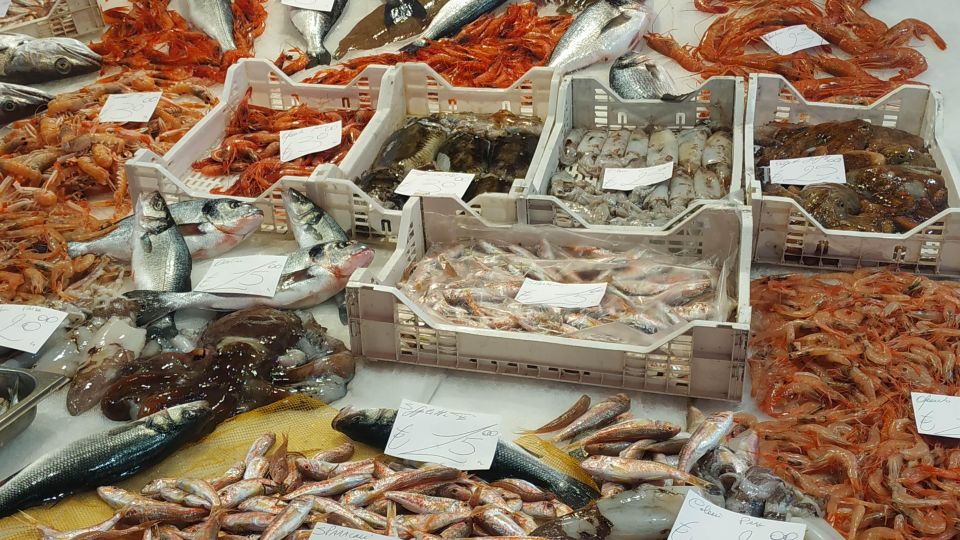 Catania Street Food Tour: Fish Market & City Centre - Finding your guide by the Elephant in Piazza Duomo
