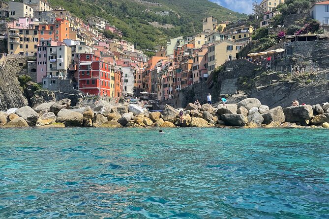 Catch the Sun, Skip the Crowds: 5Terre w Aperitivo&Snorkel - Why a Small-Group Morning Boat Beats the Usual Cinque Terre Crowd