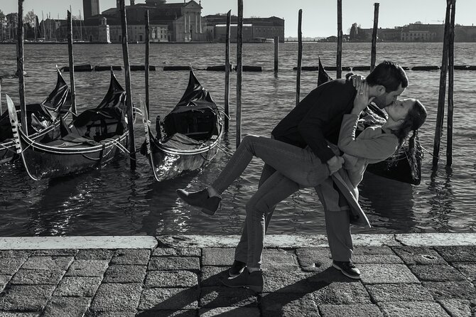 Cinematic Photoshoot in Venice: Capture Venice Hidden Gems - Rialto Markets and Rialto Bridge: real Venice in 10 minutes