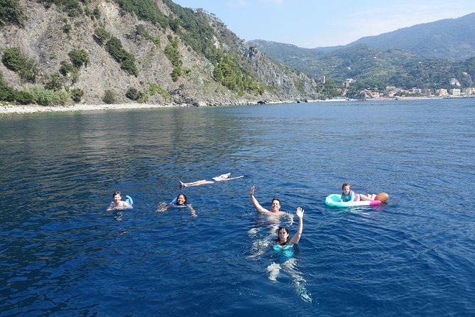 Cinque Terre Lunch boat tour - Lunch on the water: seafood-focused meal, wine, and timing