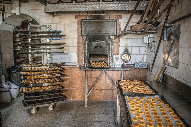 Classic Half-Day Wine Tour in Frascati with Lunch - The snacks, bakery stop, and olive oil that make the tasting feel like a meal