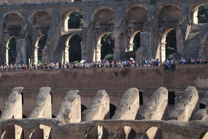 Colosseum, Forum & Palatine Hill Guided Walking tour - Getting to the meeting point near Colosseo Metro (and finding your guide fast)