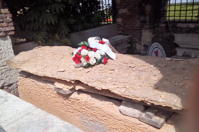 Dark Historical Verona Walking Tour - Stop 1: Arena di Verona area and the stories you can’t unhear