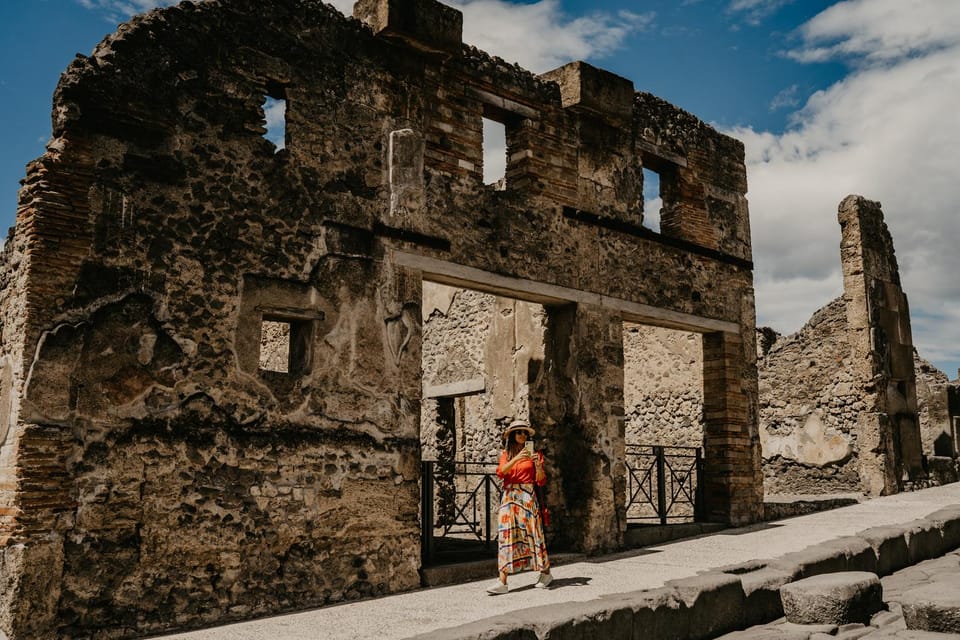 Discover Pompeii: French Walking Tour of the Buried City - The meeting point at 10:30: inStazione in red