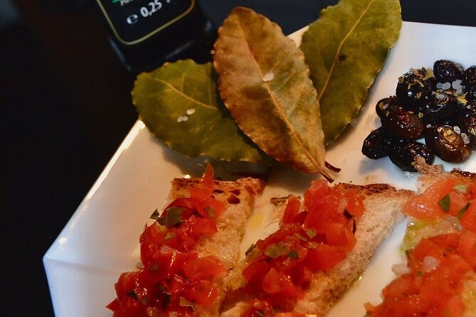 Discovering extra virgin olive oil - The food spread: bruschetta, local plates, and regional pairings
