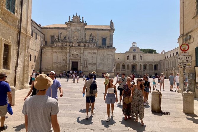 Discovering Lecce - Teatro Romano di Lecce: seeing Augustan-era seating from street level