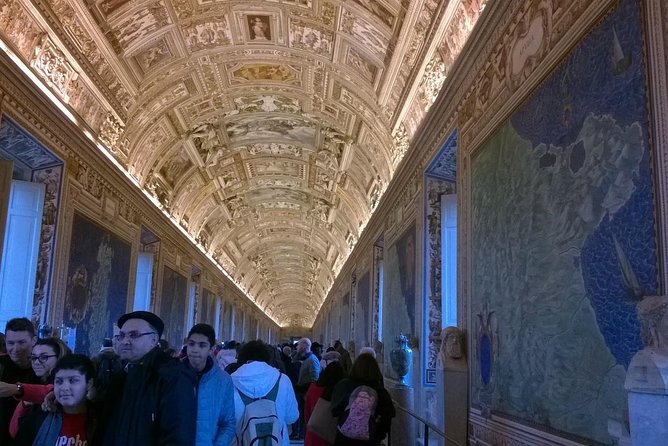 Enjoy Vatican Museums , Sistine Chapel : guided tour - Vatican Museums: what the guide does for you (Raphael to Caravaggio)