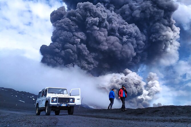 Etna excursion 3000 meters with 4x4 cable car and Trekking - Guide Impact: When the Geology Explains Make Sense