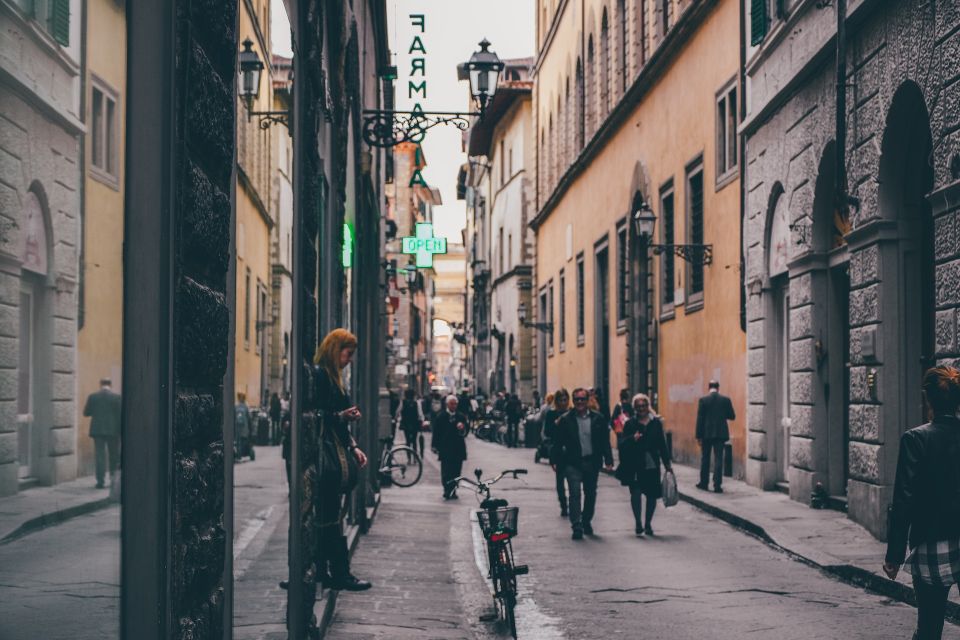 Florence: Audio Guided Walking Tour led by Tour Leader - Piazza della Repubblica to Palazzo Strozzi: The City Shifts Gears