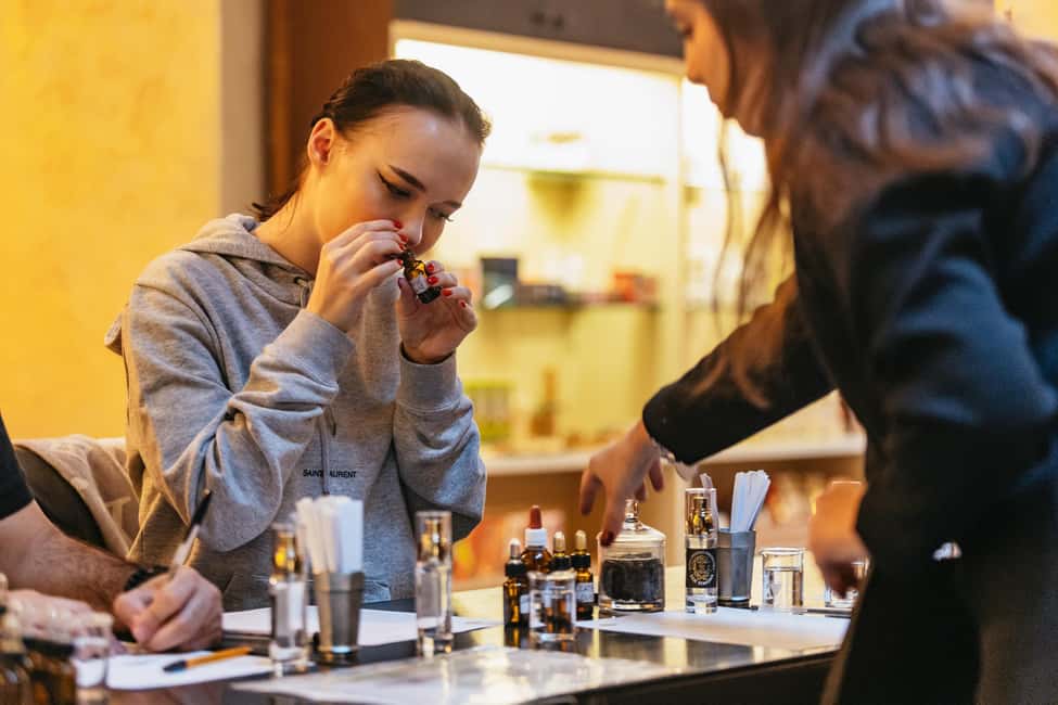 Florence: Perfume Masterclass and Sensory Experience - The 90-minute flow: history lesson, scent pyramid choices, then blending
