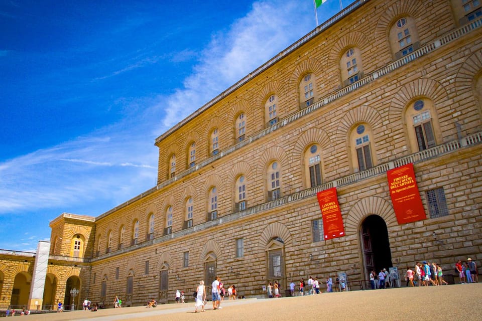 Florence: Pitti Palace and Boboli Gardens Ticket & eBook - Entering the Pitti Palace complex with reserved timing