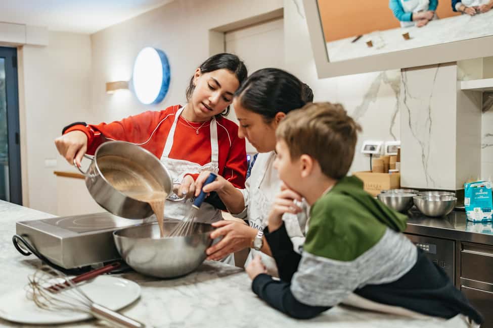 Florence: Pizza and Gelato Preparation Class - Building a light tomato sauce with fresh ingredients