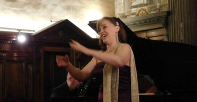 Florence: Pizza Dinner and Opera Arias Concert - The Short Walk to Santa Monaca: Where the Atmosphere Changes