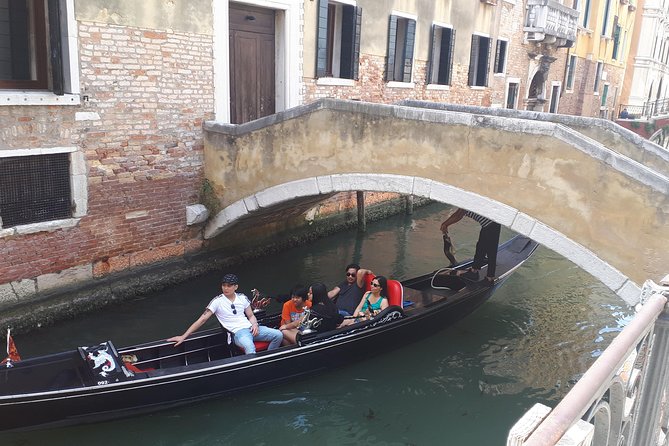 From Milan: Venice Full-Day Guided Tour With Boat Ride - Group size, guides, and the “how it feels” factor