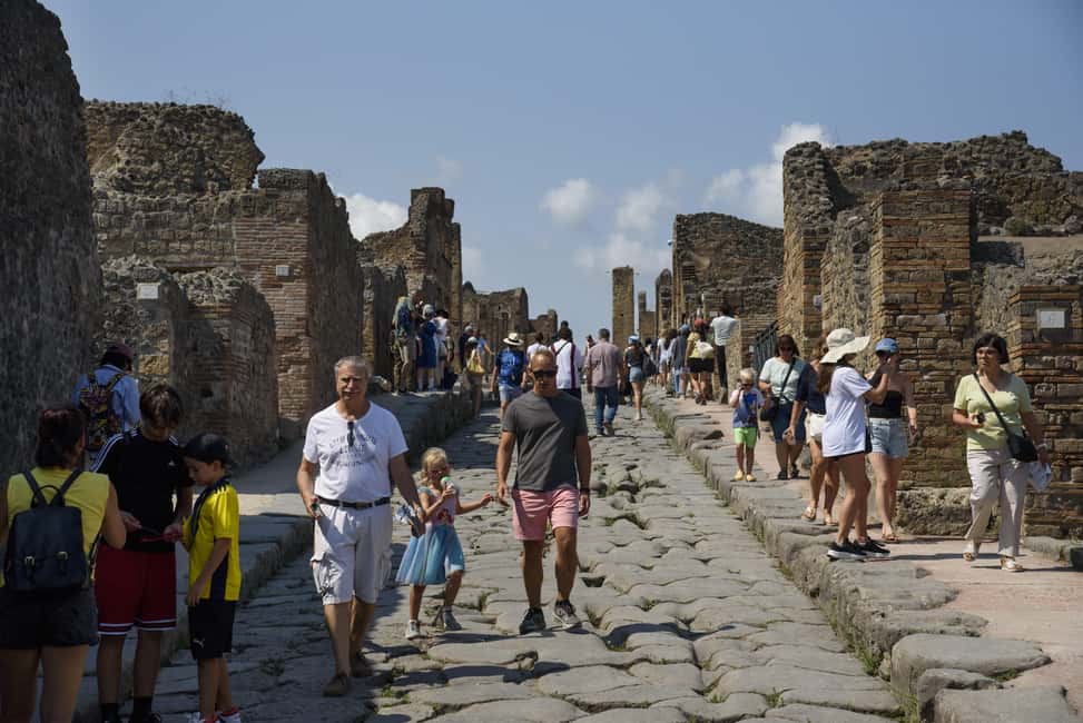 From Naples: Pompeii and Vesuvius Guided Day Trip with Lunch - Lupanare: Learning the City’s More Private Details