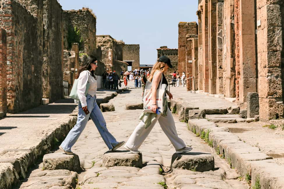 From Naples: Pompeii Skip-the-Line Guided Tour - A Roman day in Pompeii: baths, street shops, and markets
