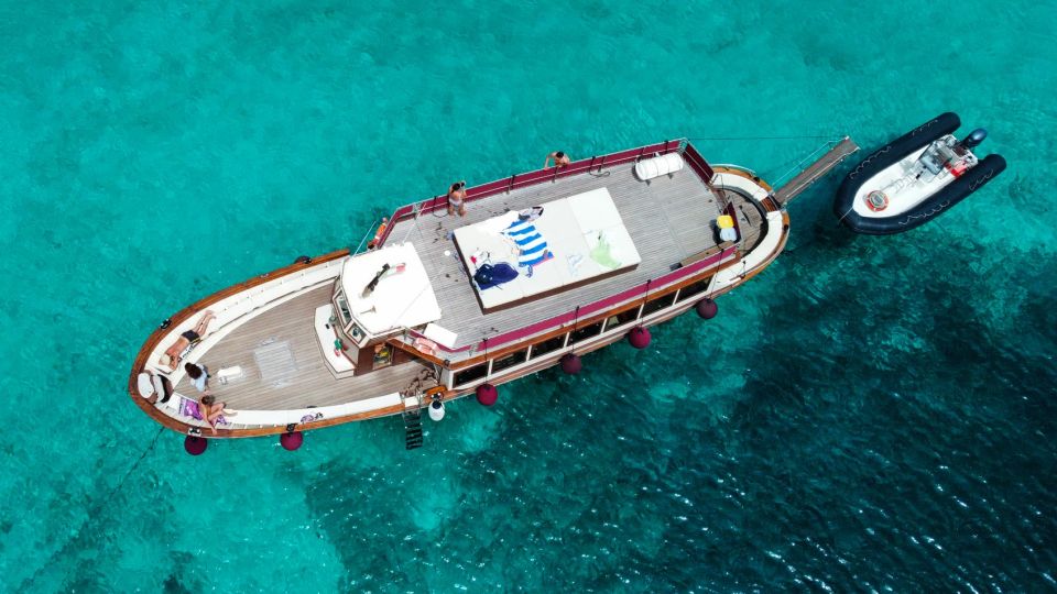 From Palau/La Maddal: Boat Tour of La Maddalena Archipelago - Getting on and off smoothly: meeting point and timing