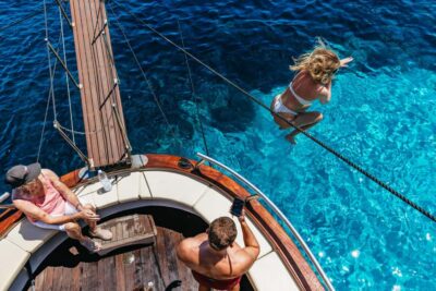 From Palau/La Maddal: Boat Tour of La Maddalena Archipelago - Apollo II: boat comfort, setup, and what to expect aboard