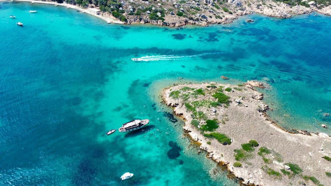 From Palau/La Maddal: Boat Tour of La Maddalena Archipelago - Cala Serena (Caprera): your first real swim stop