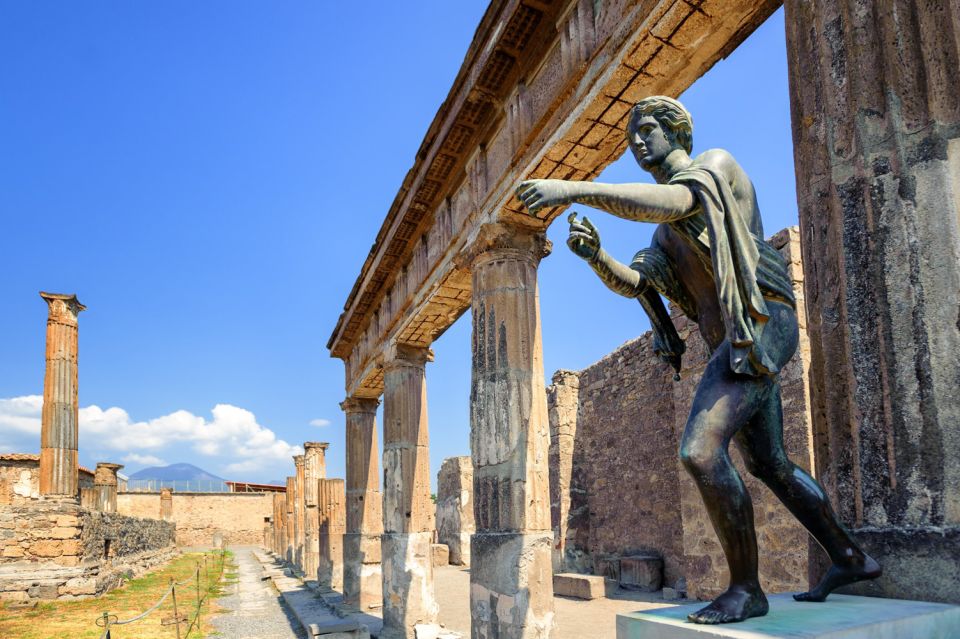From Rome: Pompeii and Herculaneum by High-Speed Train - Where you meet in Naples (and how to stay calm)
